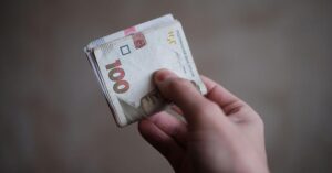 До Дня Незалежності українцям виплатять до 3100 гривень: хто має право на гроші